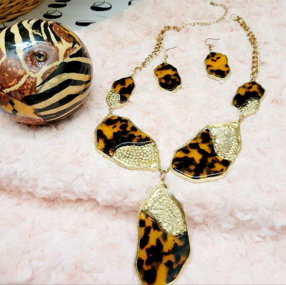 A stunning and eye-catching gold leopard necklace and earring set, complemented - Picture 9 of 12